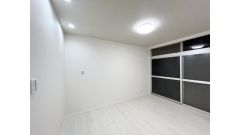 別角度のリビング、大型家具を置いても広々としています。　大型家具を置いても