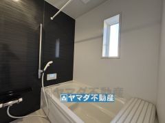 浴槽にはベンチスペースがあるので半身浴やお子様も座ることができ安心快適です