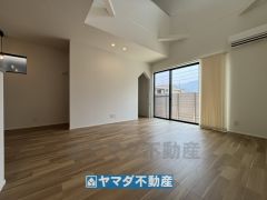 リビング横には階段下収納があります