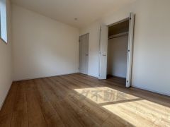 2階洋室6帖のお部屋です。