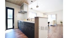 キッチンからご家族との会話ができますね。