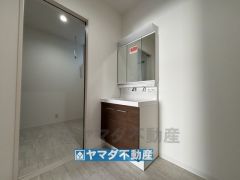 三面鏡タイプの洗面台、ランドリールーム