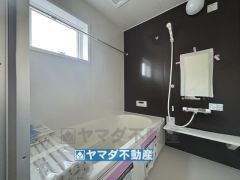 浴槽にはベンチスペースがあるので半身浴やお子様も座ることができ安心快適です
