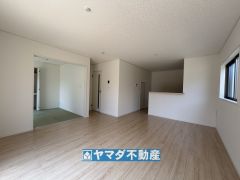 リビングの広さに加えて和室の入り口を開放すればさらに広々とした空間になります