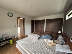 2階洋室10.5帖のお部屋です。