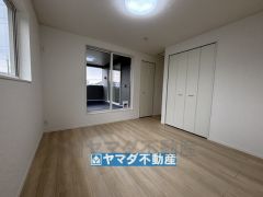 2階洋室7.5帖のお部屋です。