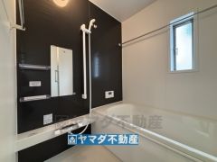 浴槽にはベンチスペースがあるので半身浴やお子様も座ることができ安心快適です