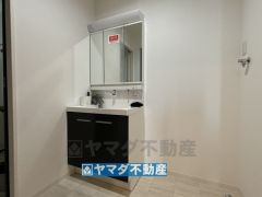 三面鏡タイプだから朝の準備も効率的ですね