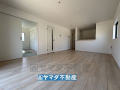 リビングの広さに加えて和室の入り口を開放すればさらに広々とした空間になります