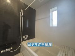 浴槽にはベンチスペースがあるので半身浴やお子様も座ることができ安心快適です