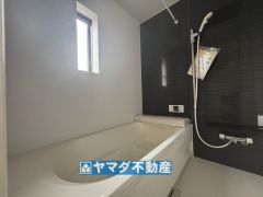 浴槽にはベンチスペースがあるので半身浴やお子様も座ることができ安心快適です