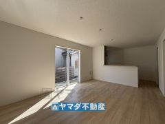 リビングの広さに加えて和室の入り口を開放すればさらに広々とした空間になります