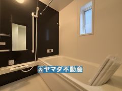 浴槽にはベンチスペースがあるので半身浴やお子様も座ることができ安心快適です
