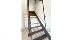 階段には手摺りと滑り止めを設置