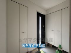 玄関には大容量のシューズボックスと収納スペースがあります。