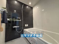 浴槽にはベンチスペースがあるので半身浴やお子様も座ることができ安心快適です