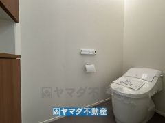 1階2階トイレには収納棚があります