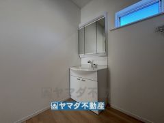 三面鏡タイプだから朝の準備も効率的ですね