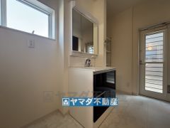 勝手口のある洗面所