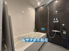 浴槽にはベンチスペースがあるので半身浴やお子様も座ることができ安心快適です