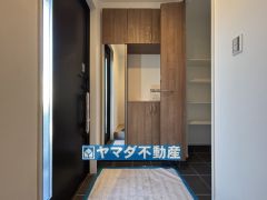 玄関にはシューズボックスとシューズクロークがあります