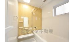 お手入れしやすい窓付きバスルーム