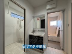 三面鏡タイプの洗面台＆ランドリールーム