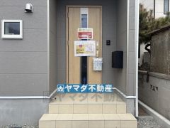 玄関横にはポストが設置されているので雨に濡れることがないですね