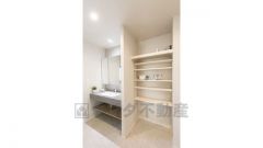 脱衣所には可動式の棚完備