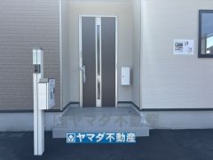 玄関横についている白い箱は宅配ボックスです。
