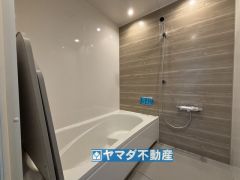 浴槽にはベンチスペースがあるので半身浴やお子様も座ることができ安心快適です