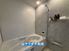ゆったりとしたバスタブ