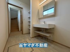 おしゃれな洗面台横には可動式の収納棚