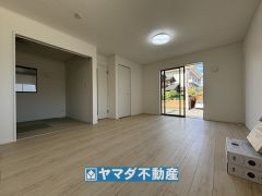 リビングの広さに加えて和室の入り口を開放すればさらに広々とした空間になります