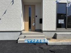 玄関横にはポストが設置されているので雨に濡れずに安心ですね。