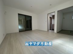 リビングの広さに加えて和室の入り口を開放すればさらに広々とした空間になります