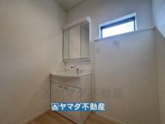三面鏡タイプだから朝の準備も効率的ですね