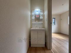 2階にも洗面台があるので忙しい朝も安心ですね。