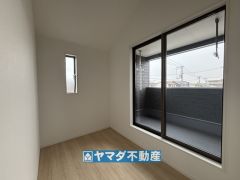 2階ホールからバルコニーへ出入りできます。