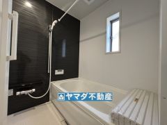 浴槽にはベンチスペースがあるので半身浴やお子様も座ることができ安心快適です