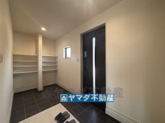 広々とした内玄関には可動式収納棚完備