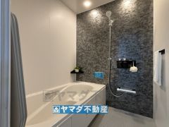 浴槽にはベンチスペースがあるので半身浴やお子様も座ることができ安心快適です