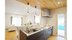 キッチンからご家族との会話ができますね。