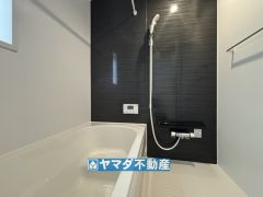 浴槽にはベンチスペースがあるので半身浴やお子様も座ることができ安心快適です