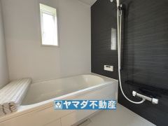 浴槽にはベンチスペースがあるので半身浴やお子様も座ることができ安心快適です