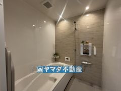 浴槽にはベンチスペースがあるので半身浴やお子様も座ることができ安心快適です