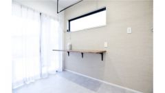 カウンター付きランドリールームには部屋干しハンガーパイプを設置