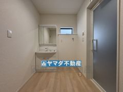 収納もできる三面鏡タイプの洗面台