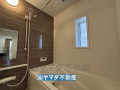 浴槽にはベンチスペースがあるので半身浴やお子様も座ることができ安心快適です