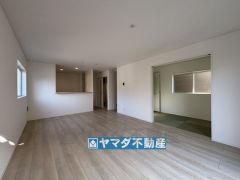 リビングの広さに加えて和室の入り口を開放すればさらに広々とした空間になります